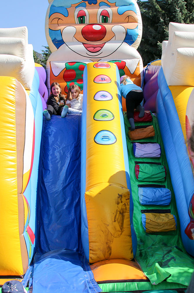 Nens jogant a Tot Natura