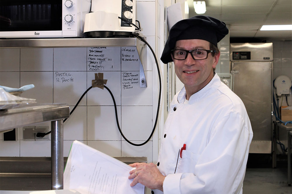 Xef Sergi Jerónimo cuinant carxofa