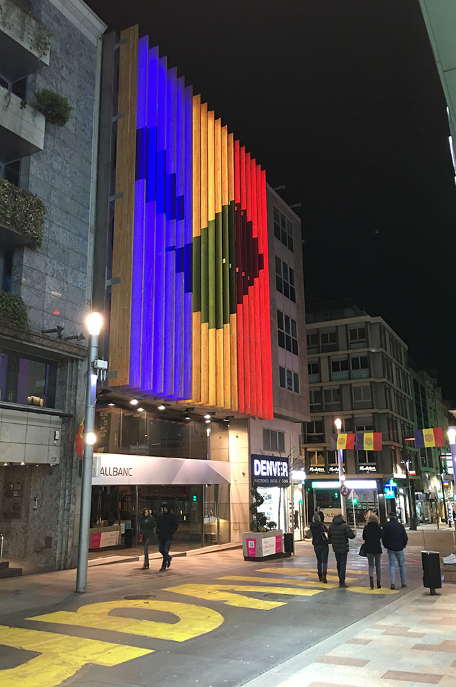 Façana nova de Vall Banc a l'avinguda Carlemany