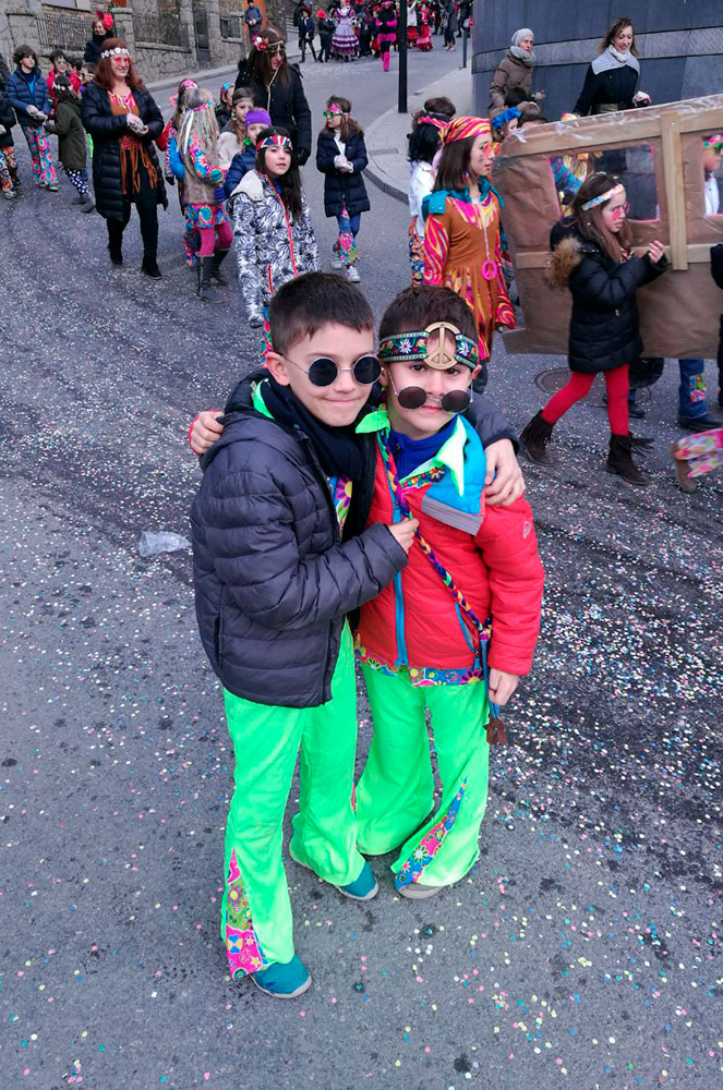 Carnestoltes nens al carrer