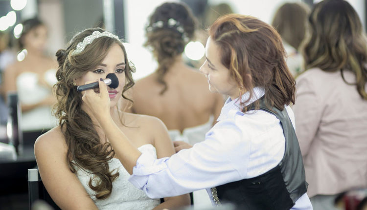 Preparació de la pell i maquillatge d'una núvia
