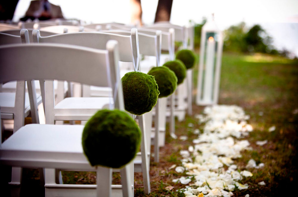 Cadires d'una boda a l'exterior
