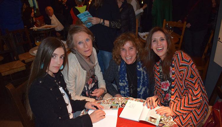 La Zoe i l'Al·legra amb 6 peixos en un test