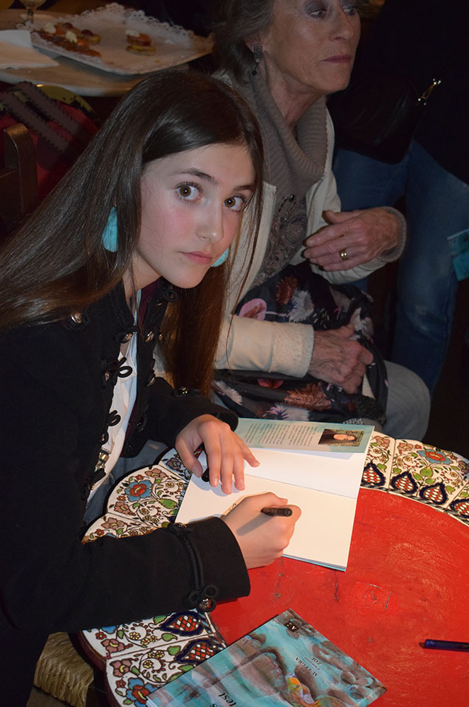 La jove Al·legra, il·lustradora de 6 peixos en un test