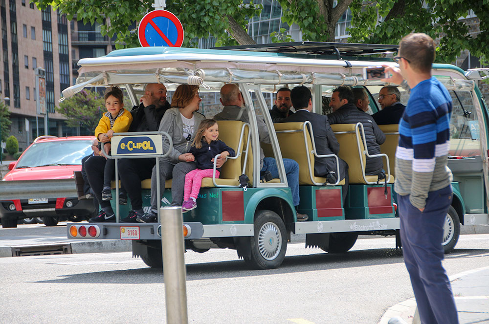 Bus elèctric amb les autoritats