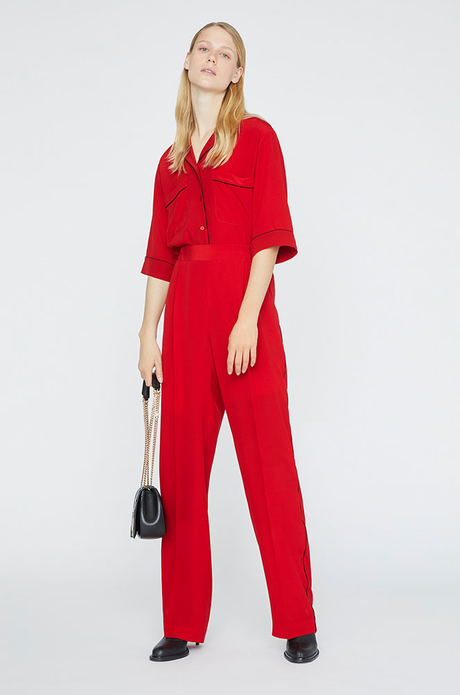 Model amb look vermell d'Stella McCarney