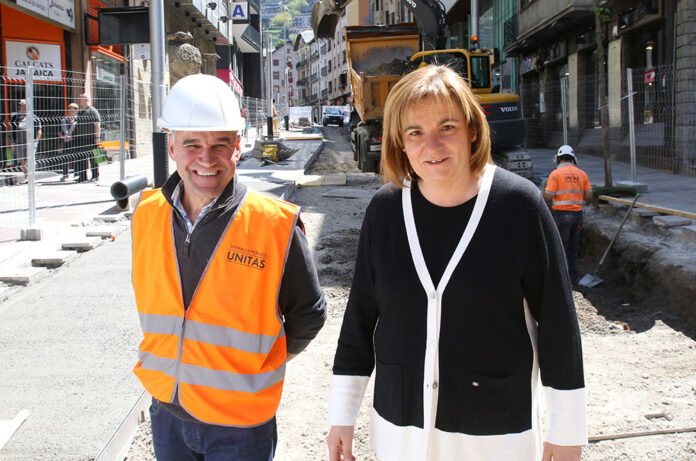 Trini Marín amb el director de les obres