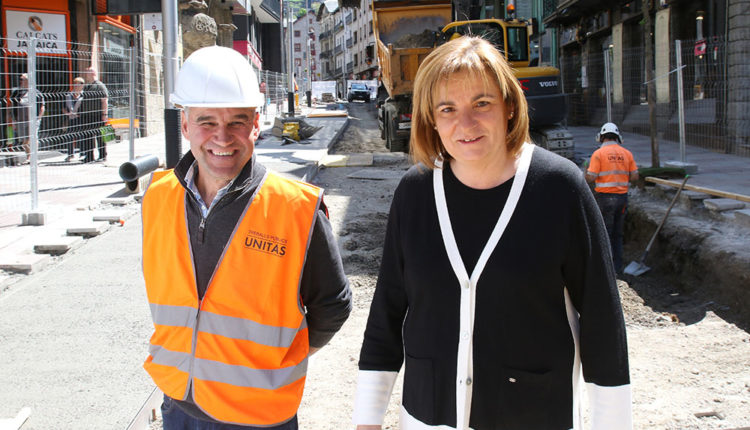 Trini Marín amb el director de les obres