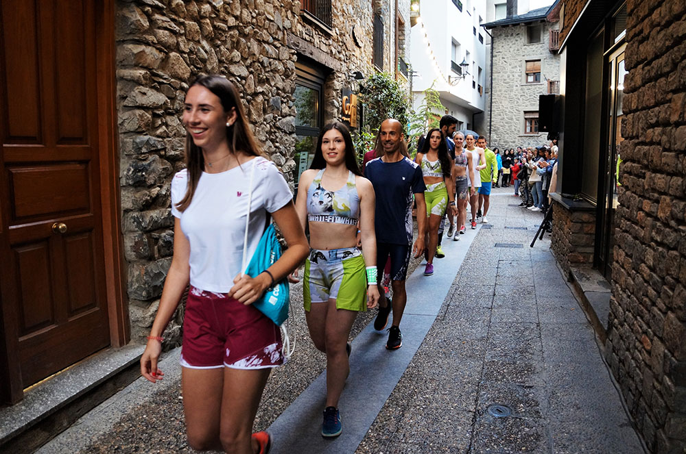 Desfilada de roba esportiva a la nit de copes