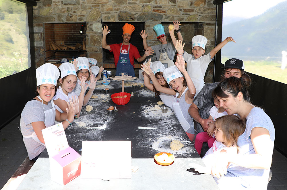Nens al taller de pastisseria Borda del pi
