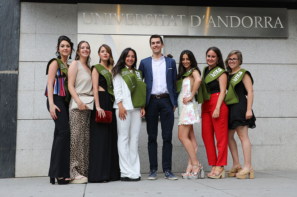 Nois graduats a la Universitat d'Andorra