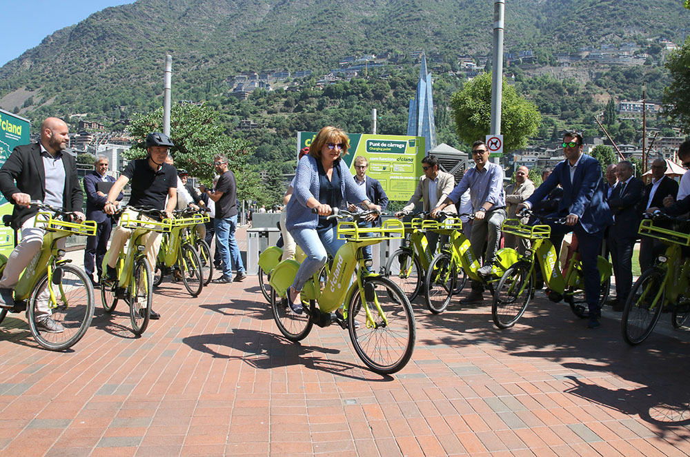 Trini Marín conduïnt bicicleta