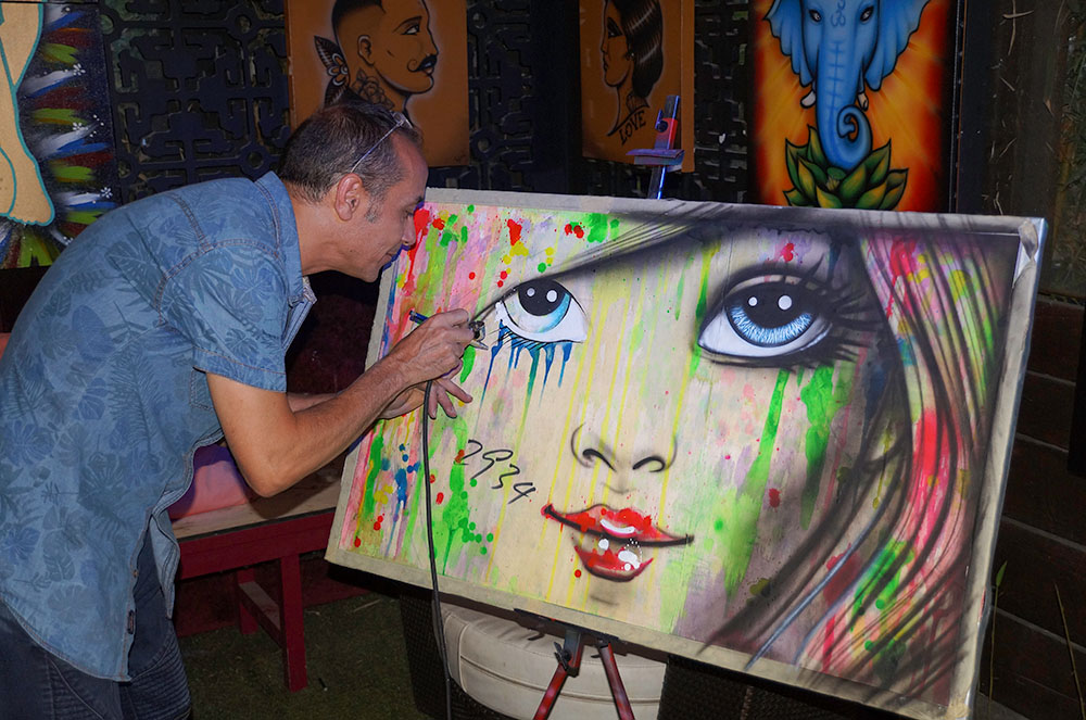 Marc Vidal pintant un quadre al Fun Market
