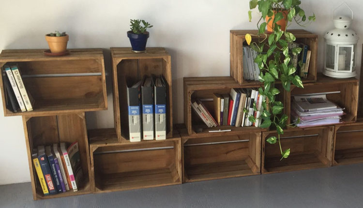 Racó fet amb caixes de fruites