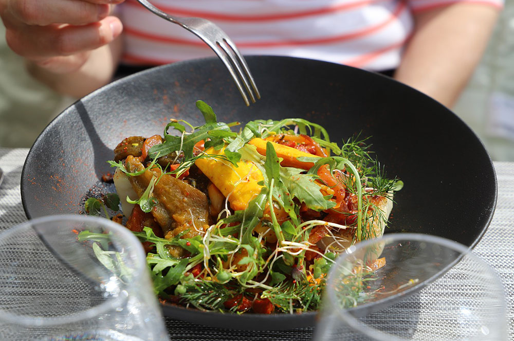 Amanida de fruites i verdures per l'estiu