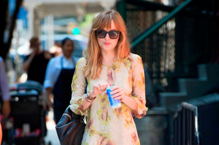 Dakota Johnson look amb flors