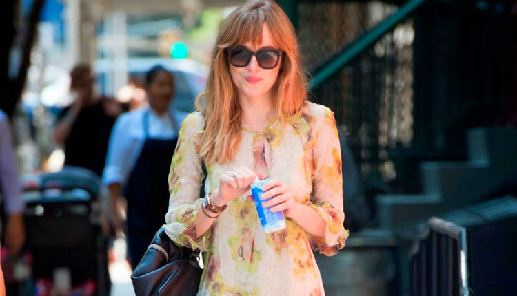 Dakota Johnson look amb flors