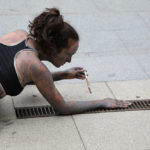 Emma Riba pintant les mans