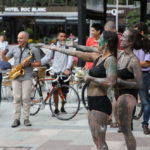 Agraiments de les dues artistes al saxofonista i public