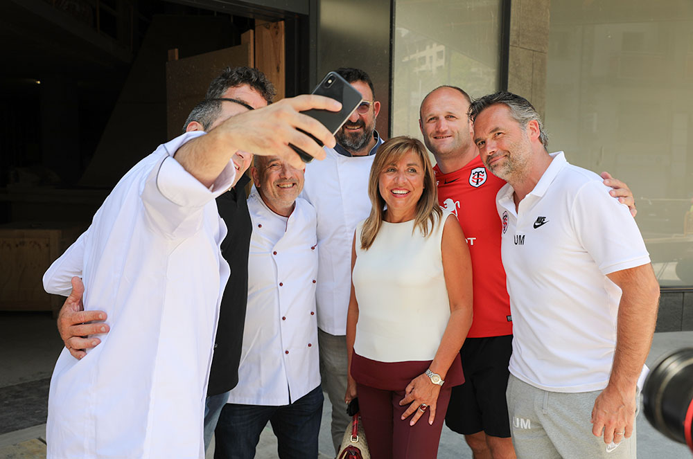 Selfie d'autoritats i empresaris Edifici El Diamant