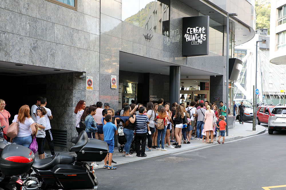 Fila de gent a Cereal Hunters Café Andorra