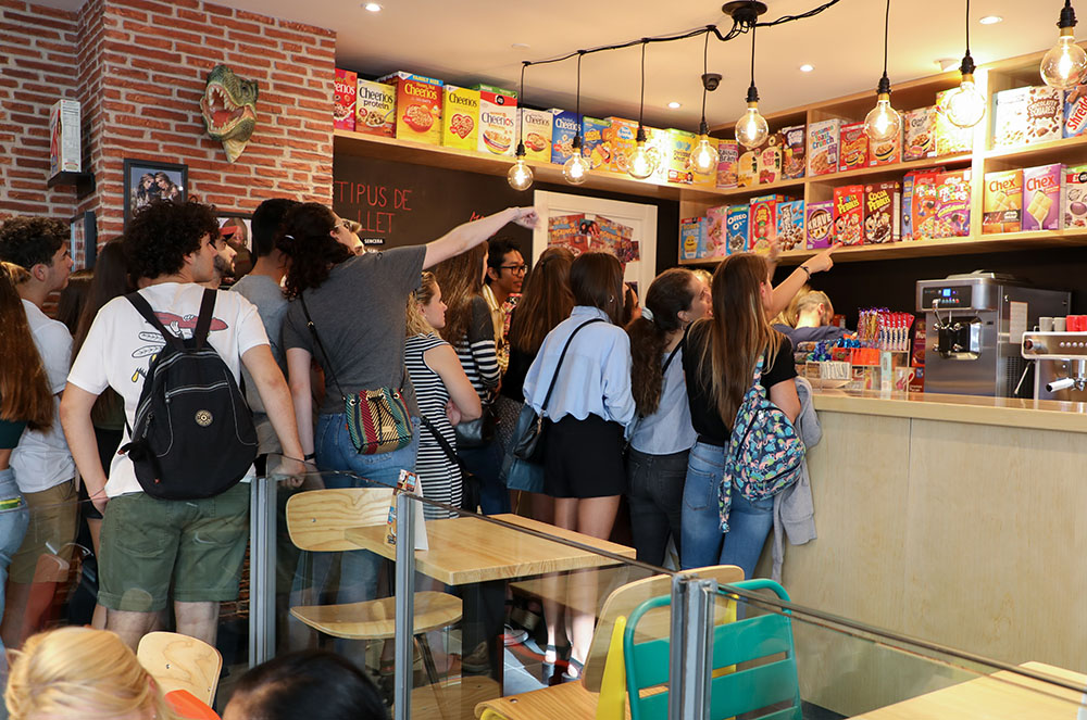 Gent comprant a Cereal Hunters Café Andorra