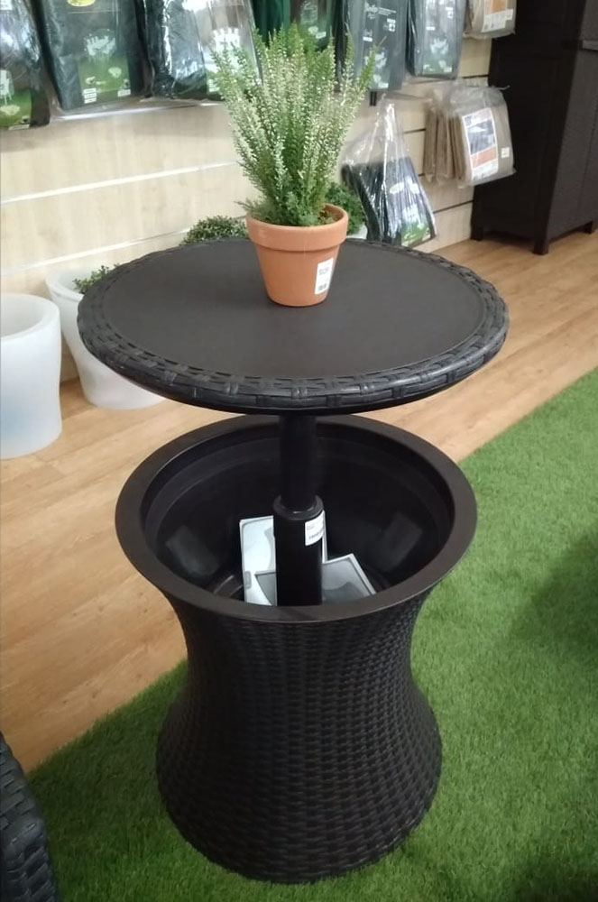 Tauleta negra de jardí