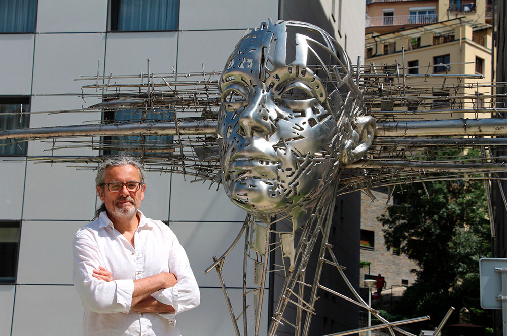 Jordi Díez Fernández amb les seves escultures