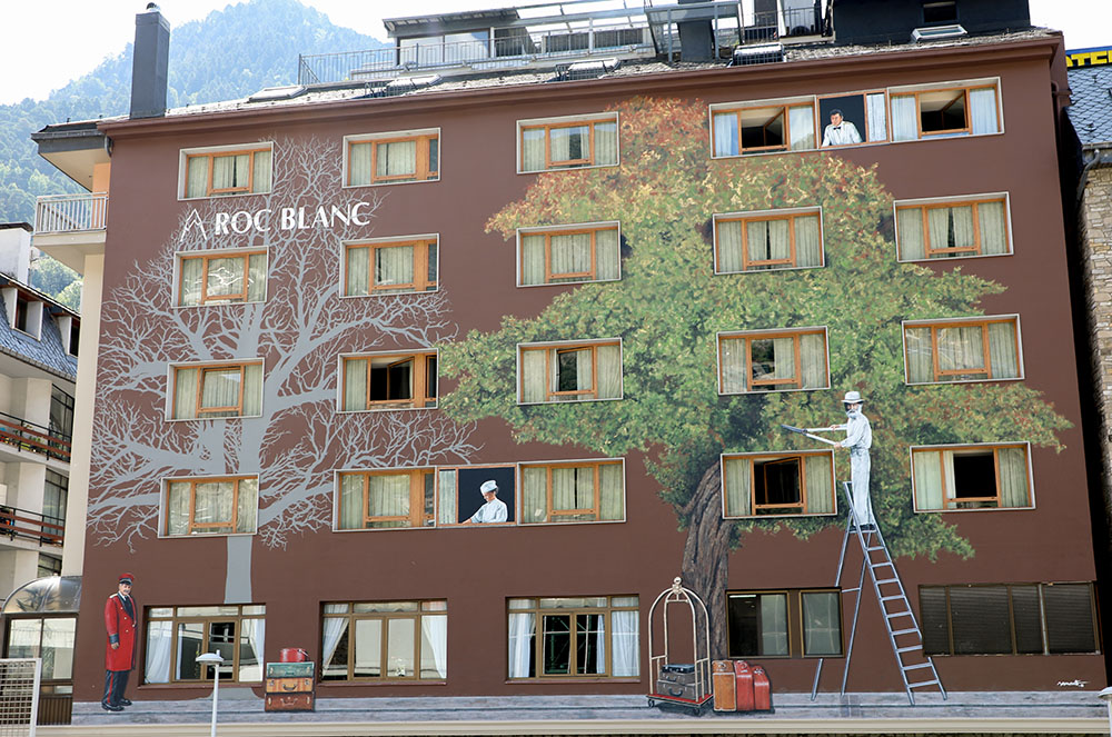 Façana Hotel Roc Blanc pintada per la Samantha Bosque