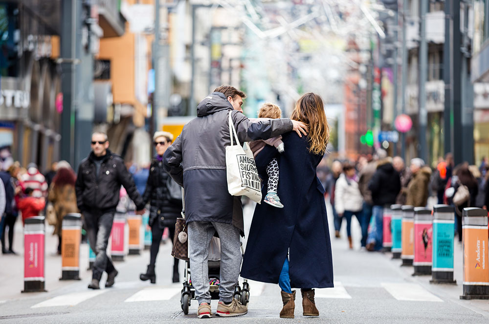 Parella comprant andorra shopping festival