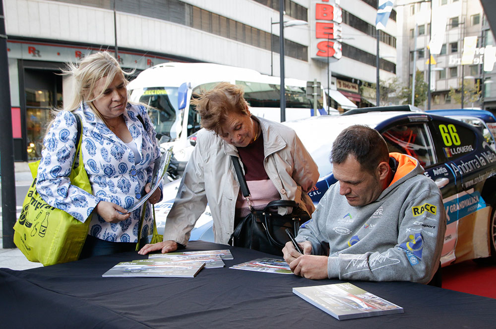 Albert Llovera signant autògrafs