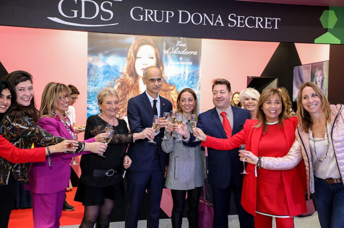 Autoritats a l'stand de Grup Dona Secret