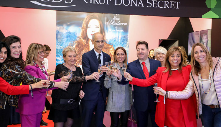 Autoritats a l’stand de Grup Dona Secret amb els representants de la marca andorrana