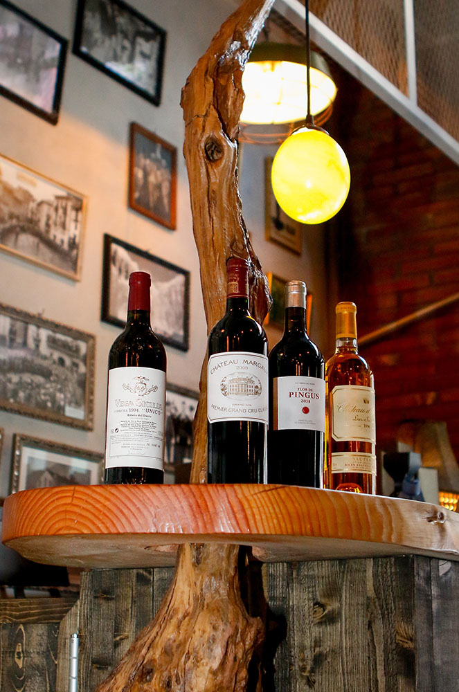 Taula de recepció amb ampolles