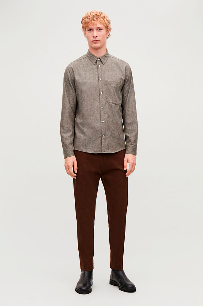 Camisa de franela cos i pantalons marrons