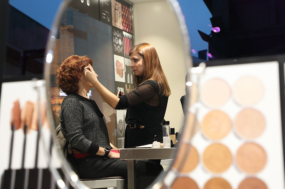 Reflexe de clienta i maquilladora de Gala Perfumeries Bobbi Brown