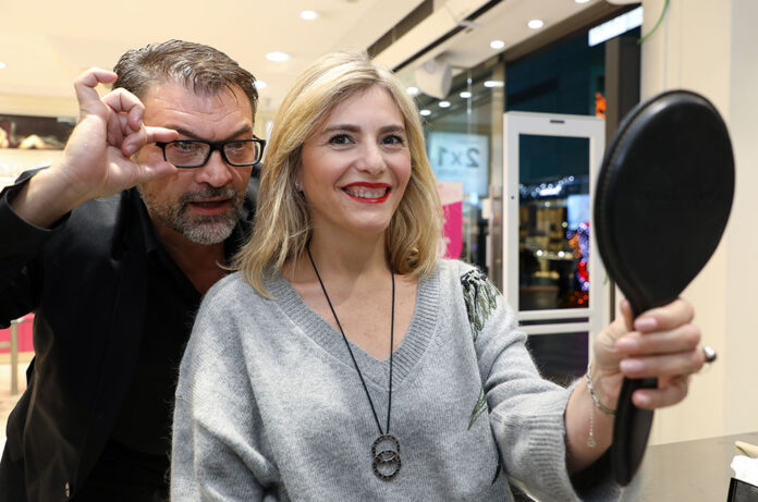 Rubén Acosta de Bobbi Brown amb una clienta satisfeta