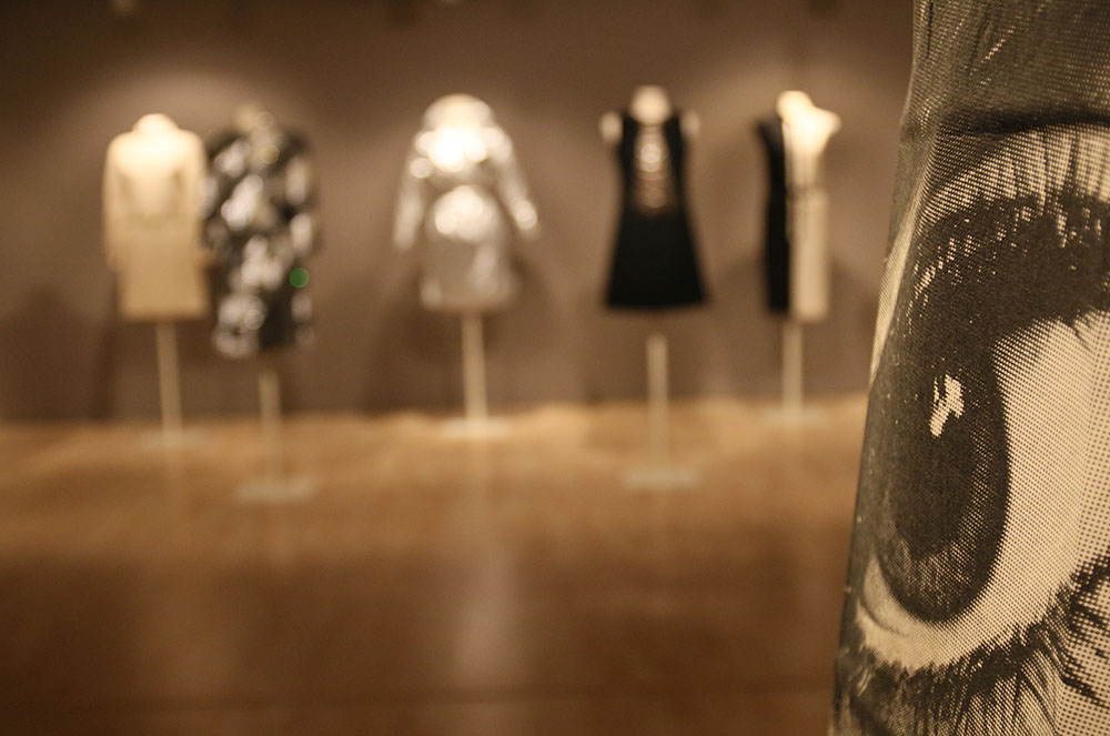 Detalls del vestit a l'exposició sobre la moda dels anys 60