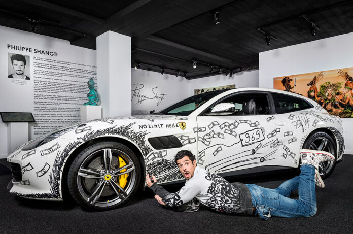 Philippe Shangti dibuixant sobre un Ferrari