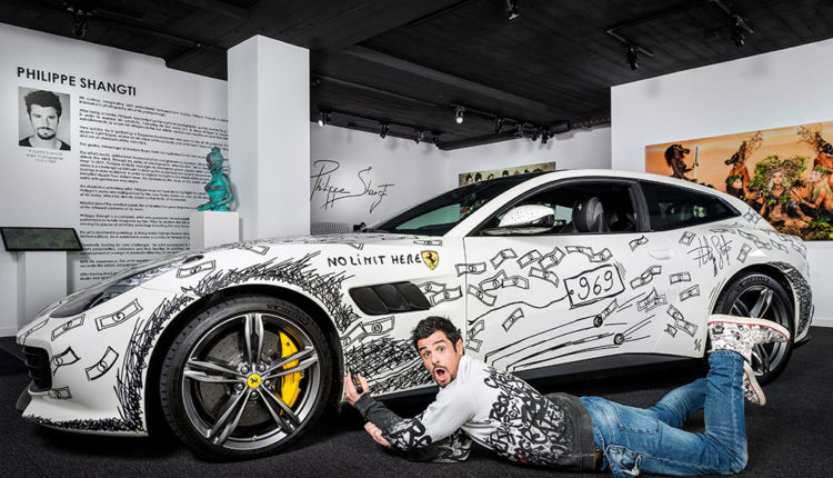 Philippe Shangti dibuixant sobre un Ferrari