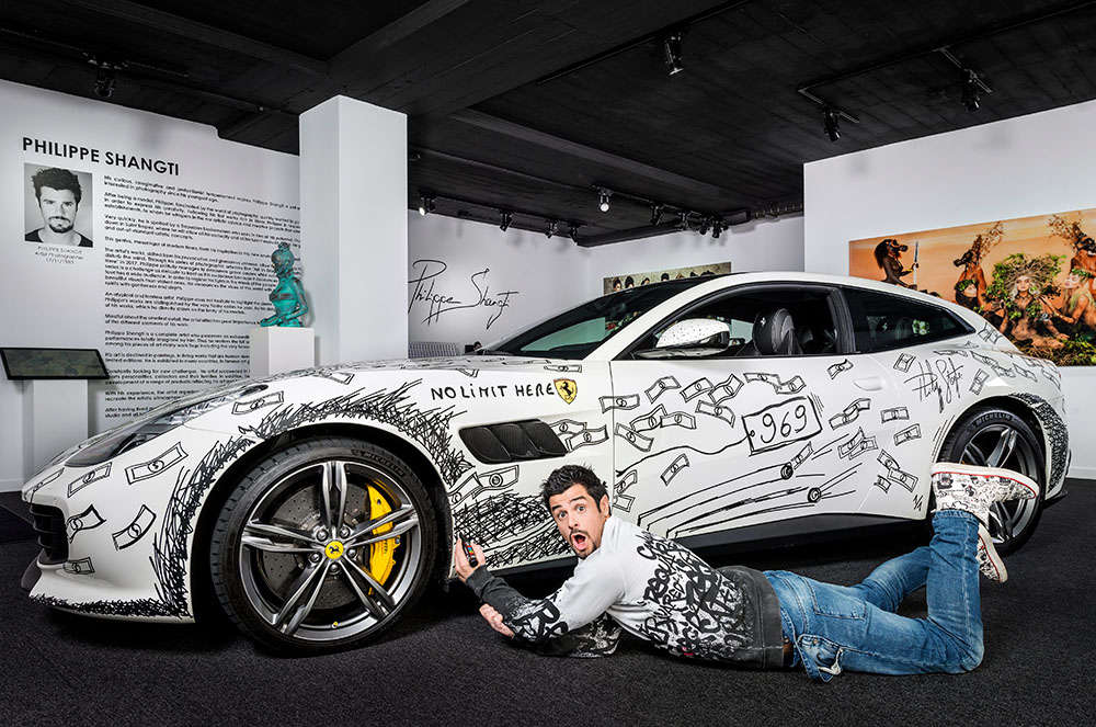 Philippe Shangti dibuixant sobre un Ferrari