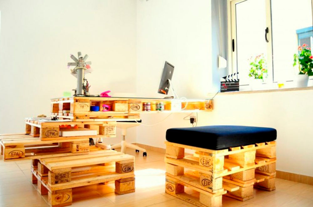Racó de treball sostenible fet amb palets