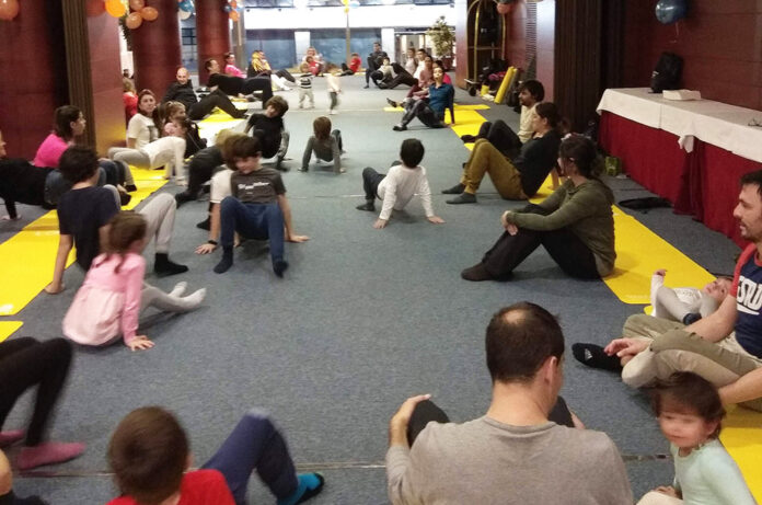 Ioga Kids Solidari en benefici de bomosa