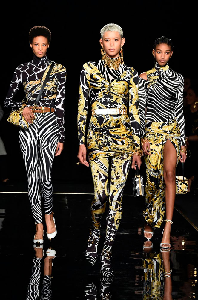 Models desfilant amb look Versace