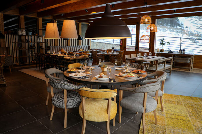 Àliga Restaurant taula amb plats