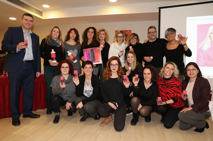 Equip d'estilistes provant productes Schwarzkopf