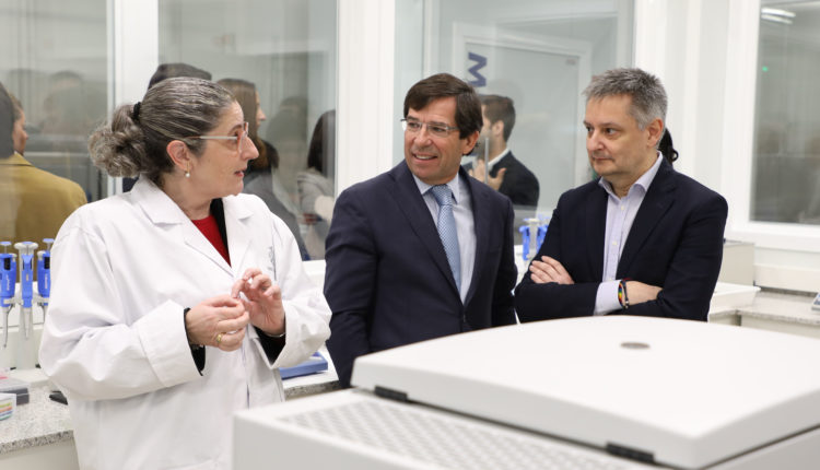 Investigadora de Nice Tech amb el president Roger Ezpeleta i el Gilbert Saboya