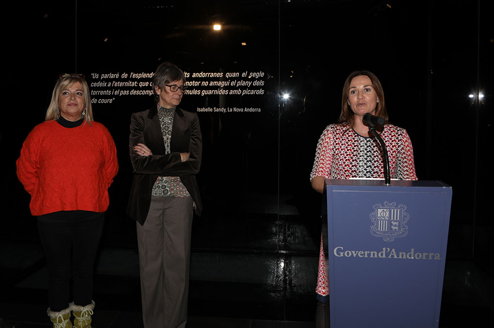 Olga Gelabert inaugurant exposició Isabelle Sandy