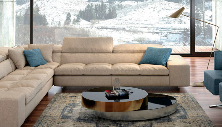 Sofà blanc crema amb fons de muntanyes