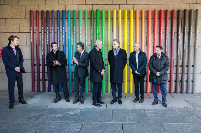 Autoritats del govern d'andorra amb la instal·lació commemorativa drets humans